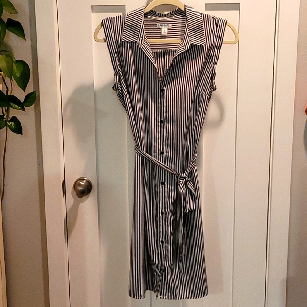 Women's Old Navy black and white striped dress size Small